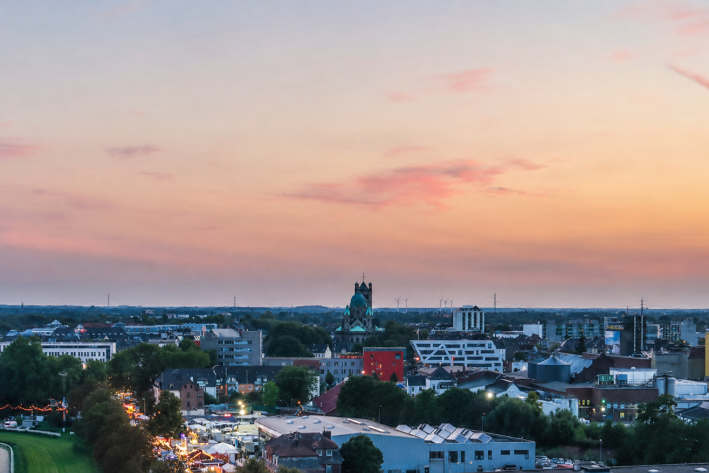 Immobilien neuss bei nacht upscaled